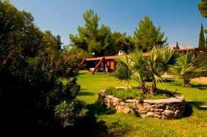埃雷特里亚Seafront Villa Aggeliki的院子里有棕榈树的房子