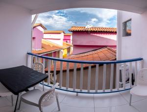 莫罗圣保罗Hotel do Pescador的设有一个配有桌椅并享有美景的阳台。