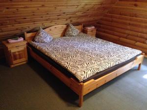乌斯马Bukdangas的一张木床,房间有两个床头柜