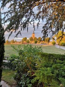 Saint-Michel-sur-MeurtheLE CEDRE BLEU的远处的教堂景色