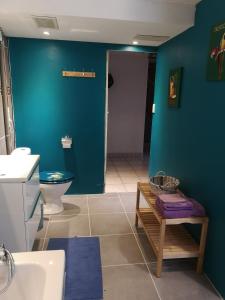 Saint-Michel-sur-MeurtheLE CEDRE BLEU的一间带卫生间和蓝色墙壁的浴室