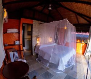 伊尔哈德博伊巴阿利兹莫热雷旅馆的一间卧室配有一张带蚊帐的床