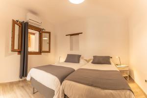圣尼科拉斯村El blanquizal的两张睡床彼此相邻,位于一个房间里