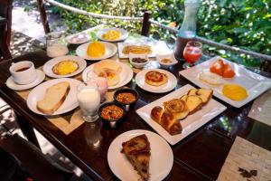 伊尔哈德博伊巴阿利兹莫热雷旅馆的一张桌子,上面放着早餐盘