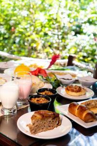 伊尔哈德博伊巴阿利兹莫热雷旅馆的餐桌,带食物盘和牛奶杯