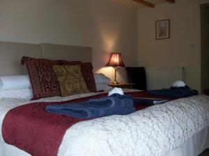 毕晓普斯堡Middle Woodbatch B&B的一间卧室配有两张床和蓝色毛巾。
