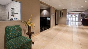 康科德贝斯特韦斯特和睦旅馆及套房酒店的走廊上设有椅子和花瓶