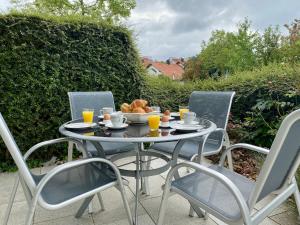 腓特烈港Auszeit Apartment BODENSEE mit 4 Schlafzimmern, 600 m Luftlinie bis zum Bodenseeufer, in unmittelbarer Nähe des Bodenseeradwegs, schöne Sonnenterrasse, schnelles Internet, für bis zu 5 Personen的相册照片