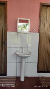 阿尔特杜尚Casa aconchegante em alter的浴室设有白色水槽和镜子