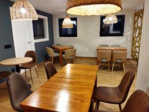 AmillanoAmillano Rural Suites - Adults only的用餐室配有桌椅和灯光