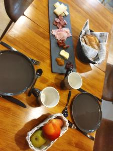 AmillanoAmillano Rural Suites - Adults only的一张桌子,上面放着一盘食物、肉和奶酪