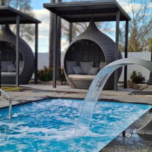 科罗瓦Federation Motel Resort - Corowa的游泳池中的喷泉,带凉亭