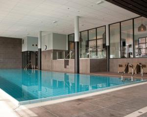 Noresund诺乐吉尔滑雪及Spa酒店的大楼内的大型游泳池