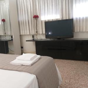 帕多瓦Locazione Turistica Gioia的酒店客房设有电视和床。
