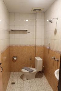 Waigo Splash Hotel by Meliala的一间浴室