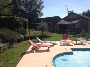 BourganeufLe gîte du mas avec piscine的一组草坪椅和一个游泳池