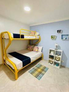 通苏帕Casa Tonsupa Club del Pacifico的卧室配有两张双层床和地毯。