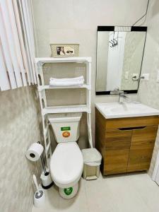 通苏帕Casa Tonsupa Club del Pacifico的浴室配有白色卫生间和盥洗盆。