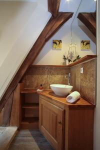 萨尔拉拉卡内达乐格雷尼尔都夏毕特酒店的阁楼上木台上带水槽的浴室