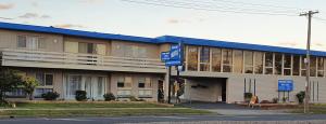 莫韦尔Morwell Parkside Motel的街道上一座蓝色屋顶的大型建筑