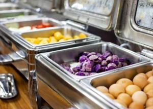长春格林豪泰吉林省长春市皓月大路快捷酒店的包括几盘蔬菜和鸡蛋的自助餐
