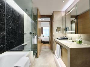 成都成都仁恒格蓝柏薇酒店公寓的带浴缸、水槽和淋浴的浴室