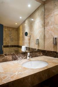 巴黎圣日耳曼酒店的一间带水槽和淋浴的浴室