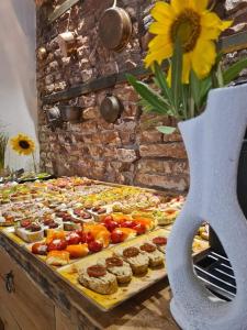 锡比乌CASA GRINDA的自助餐,包括多种不同的食物和花瓶