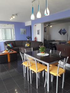 FaialPanoramic Ocean View House的用餐室以及带桌椅的起居室。