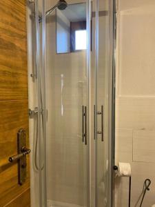 UrusLoft Cal Pedrals的浴室里设有玻璃门淋浴