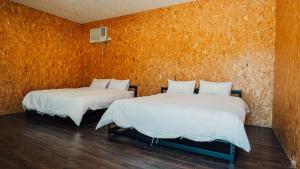 小琉球岛白卡自由潜水基地的两张睡床彼此相邻,位于一个房间里