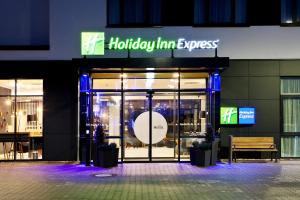 雷克林豪森Holiday Inn Express - Recklinghausen的商店前方有阅读度假旅馆特快的标志