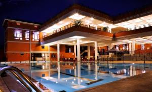 Olde Bangalore Resort and Wellness Center内部或周边的泳池