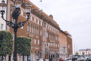 赫尔辛堡克拉丽奥大酒店的砖砌大楼前的街道灯