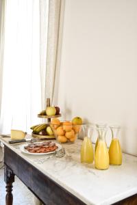 休达德亚Hotel Nou Sant Antoni的水果和其他食物的桌子