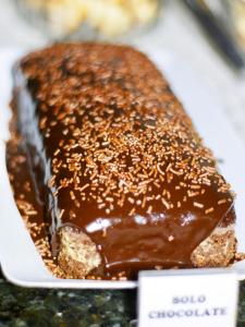 帕尔马斯雅拉堡酒店的盘子上方的巧克力蛋糕