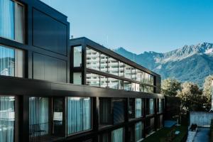 因斯布鲁克Blackhome Innsbruck City South I contactless check-in的享有山景的办公楼