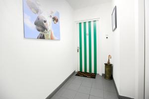 布雷斯肯斯Kustverhuur, Appartement aan zee, Port Scaldis 05042的墙上挂着一副牛的照片的走廊