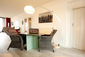 布雷斯肯斯Kustverhuur, Appartement aan zee, Port Scaldis 05042的一间带桌椅的用餐室