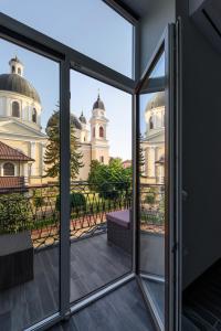 切尔诺夫策Apart Hotel Fusion的从窗户可欣赏到建筑的景色