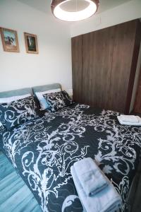 洛格沃Shellter Apartament Nadmorski的一间卧室配有一张带黑白毯子的床