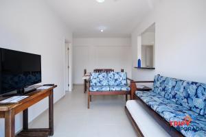 乌巴图巴Apartamento com ar condicionado à 100 metros da praia - Edifício Ibiza的带沙发和电视的客厅