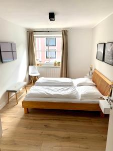 安纳贝格-伦格茨Haigis Lodge的一间卧室设有一张大床和一个窗户。