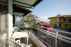 邦比尼亚斯坎托达斯佩德拉斯旅馆的阳台配有椅子,享有海景。