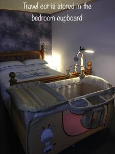 奥特利Otley town centre apartment的一间卧室配有一张带婴儿床的床。