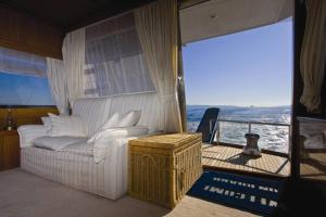 特罗吉尔Motor Boat Paloma Rea的一间带白色沙发的客厅和一个阳台