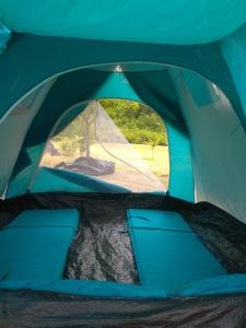 佩尔梅特Albturist Ecocamping Përmet & Outdoor Sports Center的门打开后,从帐篷内可欣赏到美景