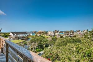 哈特勒斯Quiet Hatteras Duplex with Decks about 1 Mile to Beach的木制甲板享有城镇美景