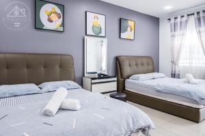 波德申快乐别墅民宿度假屋的卧室设有两张床铺和紫色墙壁
