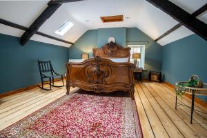 阿尼克The Bottles Lodge的一间卧室配有一张床,铺有木地板。